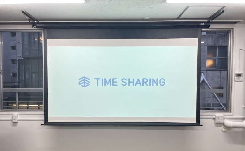 【スクリーンは100インチあるのでどの席からも見やすいです】