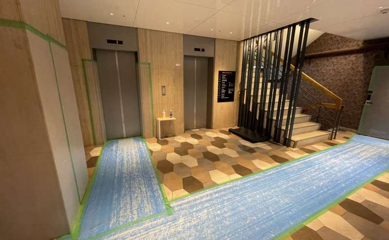 【1階エレベーターホール⇒7階にお上がりください】