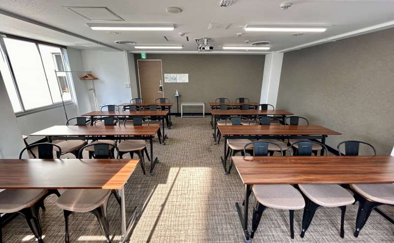 【司会台、プロジェクターなど無料備品が充実】