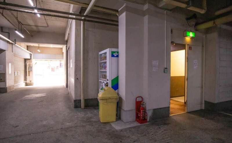 激安白ホリスタジオ【新宿】撮影機材無料、天井高4m、美しいコンクリート壁のアクセス3