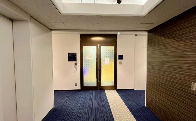 【４階の共用扉は8:00~19:00の間は開放中です。扉を押してお入りください。】