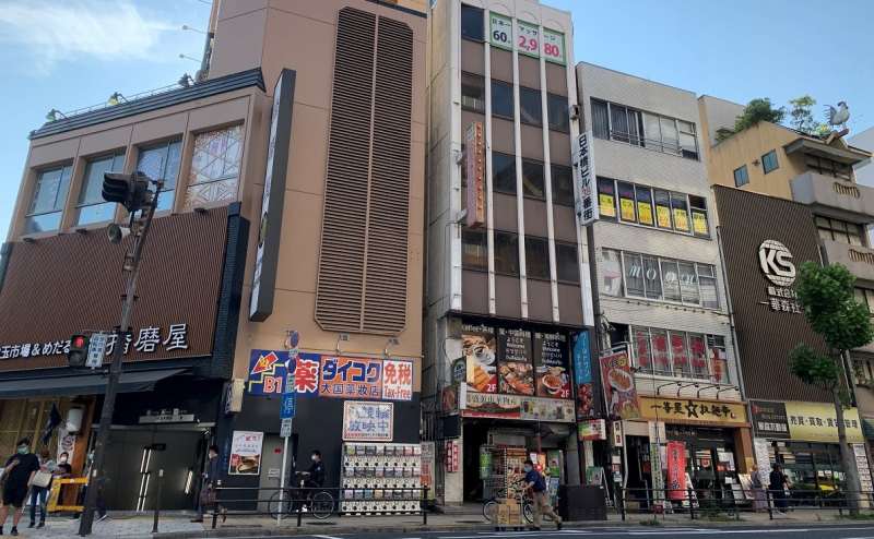 一番左が「日本橋駅」②出入口のあるパチンコ屋、その2件隣にお越しください。