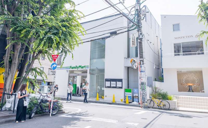 外観|代官山駅中央改札を出たら、正面に見えるファミリーマートの入ったビルの2階フロアが当スペースになります