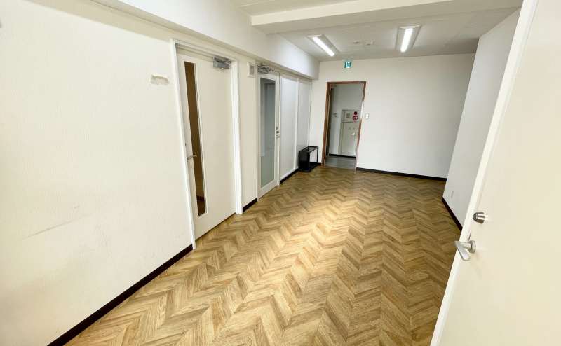 【廊下に男女別トイレがございます】 - TIME SHARING 四谷 ダンスルーム7Dの写真