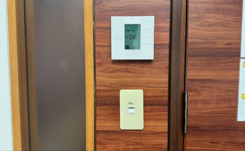 【電気&空調のリモコンは入り口付近にございます。退室時は節電にご協力ください。】