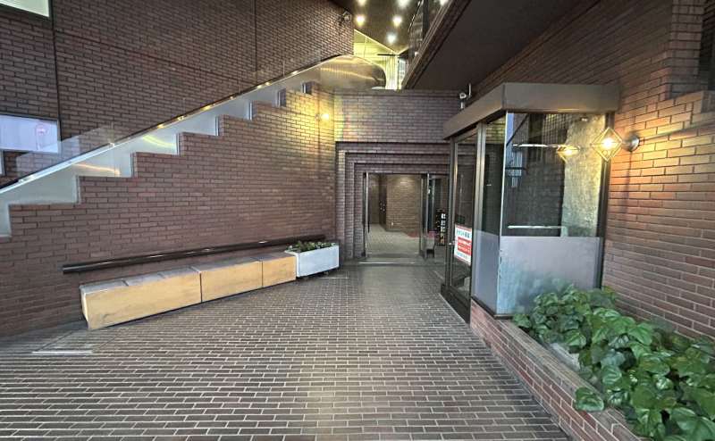 【※鍵はポスト内にございますので、1階エントランスへお進みください。】