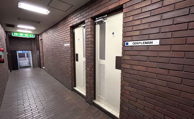 【男性トイレ-共用部にございます-】
