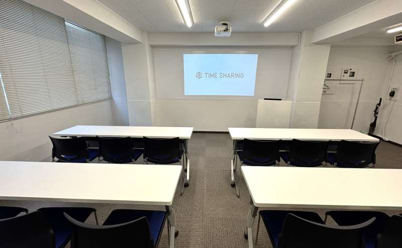 【壁の上部は壁面投影とホワイトボードになっております。】