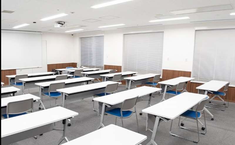 ビジネスユース以外でも使いやすい広さ62.8㎡の駅近会議室。お気軽にご利用いただけます