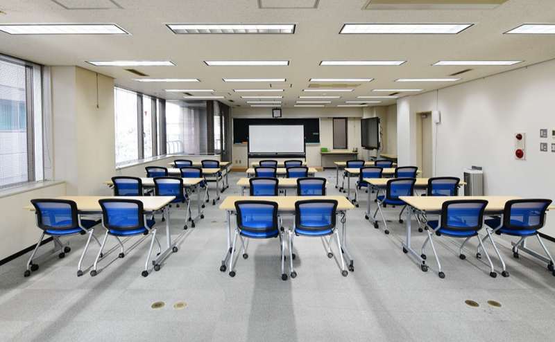 【日写協会議室】大塚駅徒歩4分/ 電子ボード・マイク有/ 30名着席、スタンディングで40名収容可/ Wi-Fi完備/45坪の広々室内!セミナー・展示会等に最適