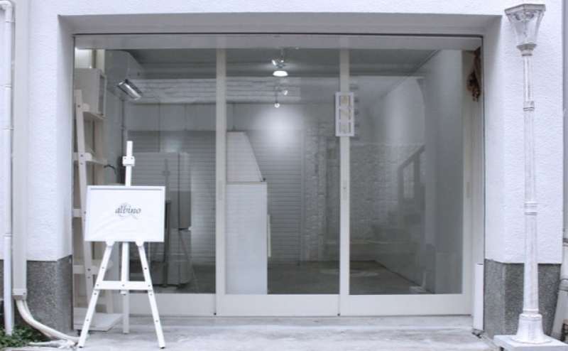 rental gallery space albino 新神戸駅から徒歩10分 格安レンタルギャラリー 商品撮影 イメージ撮影 展示会 ワークショップ 前面ガラス張り 全面白色 カウンター付き