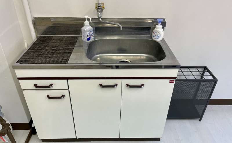 【室内に流し台もございます。ハンドソープと除菌スプレーを設置しています】 - TIME SHARING 秋葉原 和泉ビル202の写真