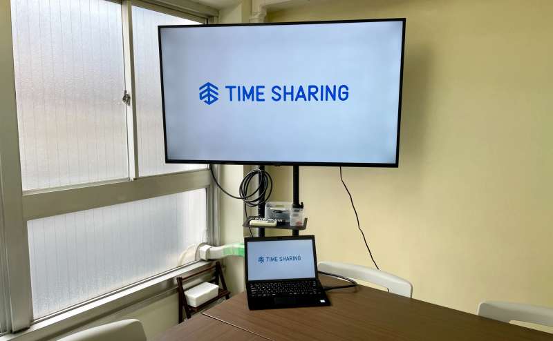 【モニターから出ているHDMIケーブルとお手持ちの機器を繋げるだけで簡単に映ります!】 - TIME SHARING 秋葉原 和泉ビル201の写真