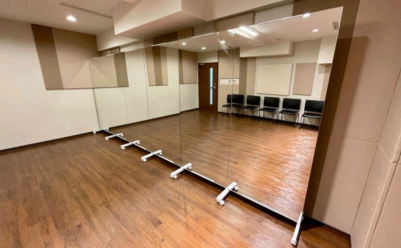 【鏡は6枚を連結しています】 - TIME SHARING 四谷 ダンスルーム7Dの写真