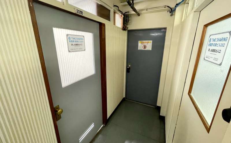 【共用扉の内側のドアノブに付いている黒いキーボックスを、予約完了時にお伝えしている番号で開けて、中から203号室の鍵をお取りください】 - TIME SHARING 秋葉原 和泉ビル203の写真