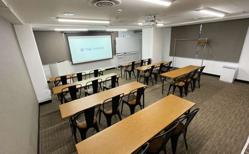 【ロールカーテンを下げるとさらにシックな雰囲気に♪】