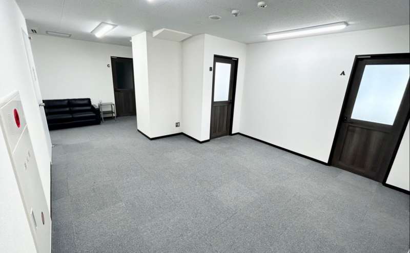 【共有部を入るとA/B/Cの会議室があります】 - TIME SHARING 横浜関内 セルテアネックス 3Aの写真