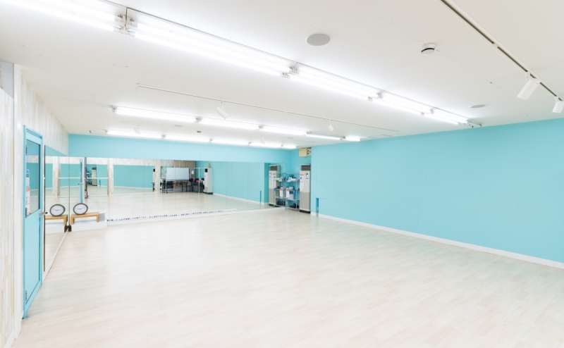 【すたじお空】「名古屋駅1km圏内」広々明るい清楚感のある空基調のスタジオスペース!音響・空調・更衣室完備!鏡も三面に設置(名古屋市中村区)