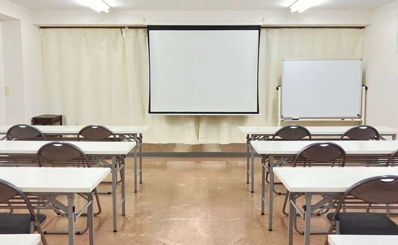 第四会議室 3名掛け最大24席【高崎駅徒歩7分 販売利用OK】プロジェクター|スクリーン|ホワイトボード|Wi-Fi|無料