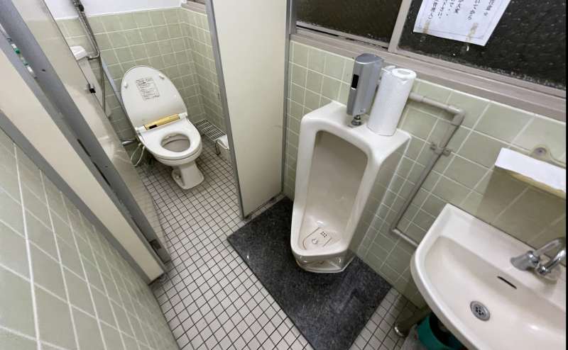 【2階男性トイレ(小便器×1、個室×1)】 - TIME SHARING 秋葉原 和泉ビル201の写真