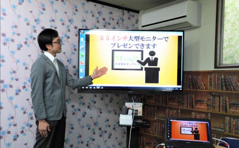 接続用HDMIケーブル5mのついた55インチ大型テレビ