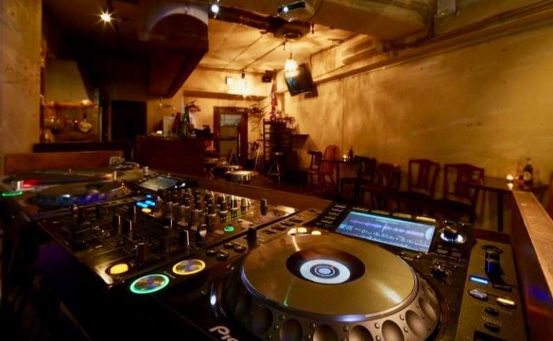 まるで秘密基地!! 本格DJ機器完備のおしゃれなバーでイベントやパーティーはいかが?【世田谷区/京王線/明大前/レンタルスペース/貸切/Cafe Bar LIVRE】