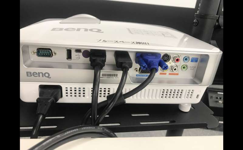 【備品】BenQプロジェクター(単焦点)後方側