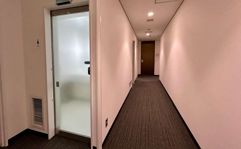 【女子トイレは、男子トイレの奥にございます。】
