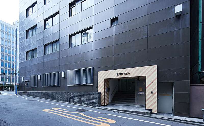 【建物沿い、右手側に正面入口があります】 - TIME SHARING 新宿7Aの写真