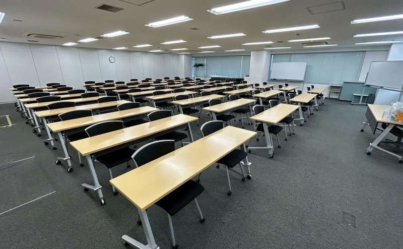 【水道橋駅 徒歩6分】108名着席可能！会議・セミナーに最適な会議室☆無料Wi-Fiあり!  LMJ東京研修センター 5階LL会議室