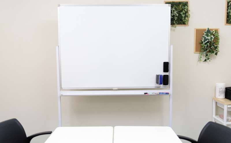 少人数向け貸し会議室「みーてぃんぐすぺーす本町」のホワイトボードは、120ｃｍ×90ｃｍです。