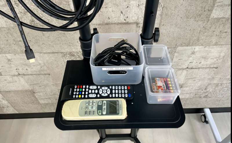【変換機、モニターのリモコン、エアコンのリモコン、リモコン用予備電池はモニター台にございます】 - TIME SHARING 秋葉原 和泉ビル203の写真