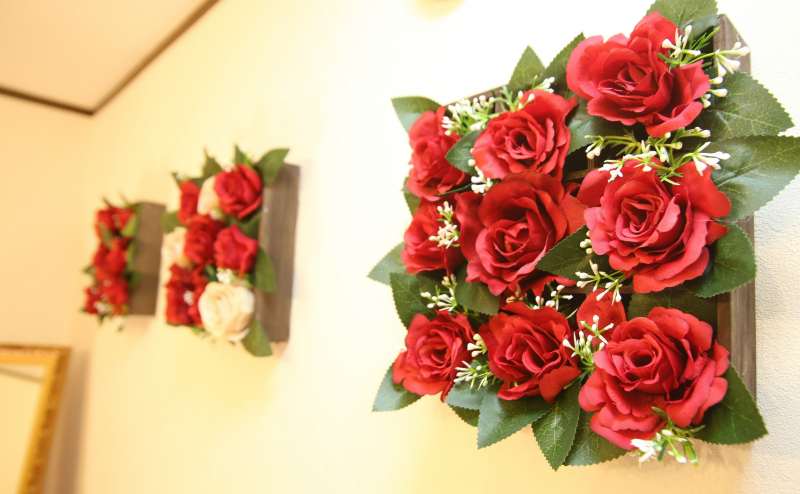 赤いフラワーがお出迎え