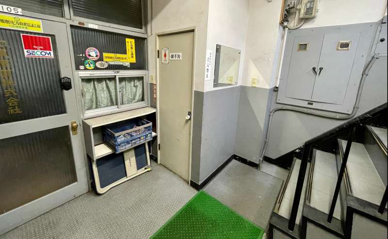 【ビル入口から入ってすぐ右の階段で２階へお上がりください】 - TIME SHARING 秋葉原 和泉ビル203の写真