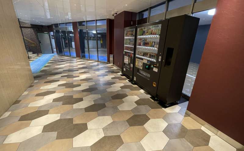 1階エレベーターホールには自動販売機が2台あります - TIME SHARING 渋谷ワールド宇田川ビル7Bの写真