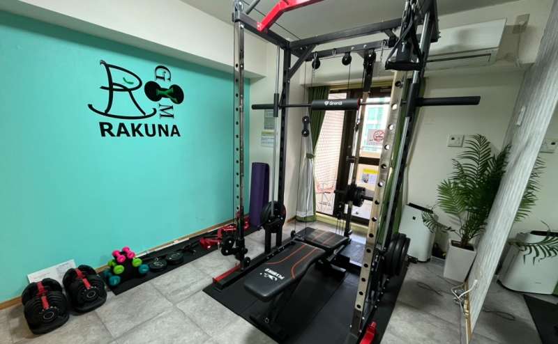 <RAKUNA 神田> 神田・岩本町・秋葉原・小伝馬町エリア/ 完全個室ジム☆スミスマシン、ダンベル、フィットネスバイク、ヨガマット、その他完備!