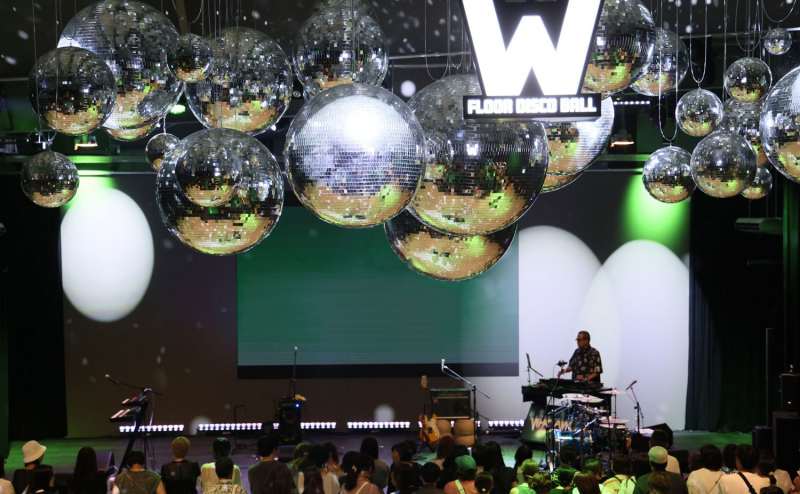 WHATAWON内　Floor Disco Ball