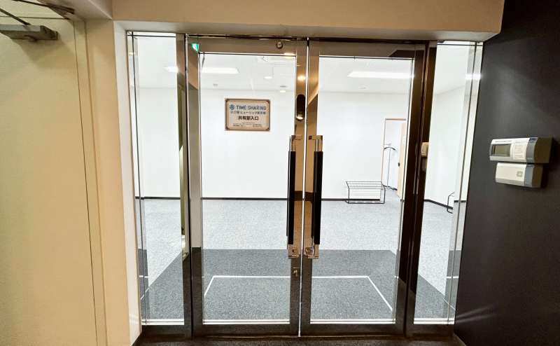 【共用部入口に電子キーが設置されております。入室案内をご確認のうえ暗証番号をご入力ください】 - TIME SHARING 京橋 SC新京橋ビル 7Aの写真