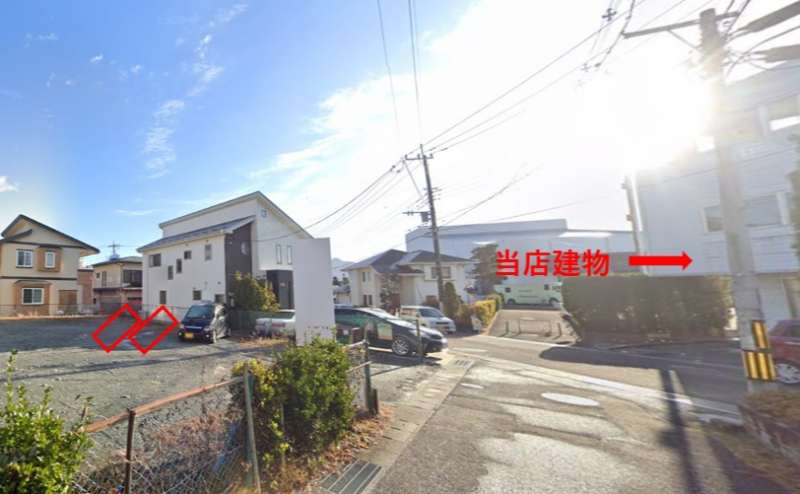 駐車場は２台までしかなく、１グループ１台までですので、足りない場合は市民会館の駐車場をご利用ください。