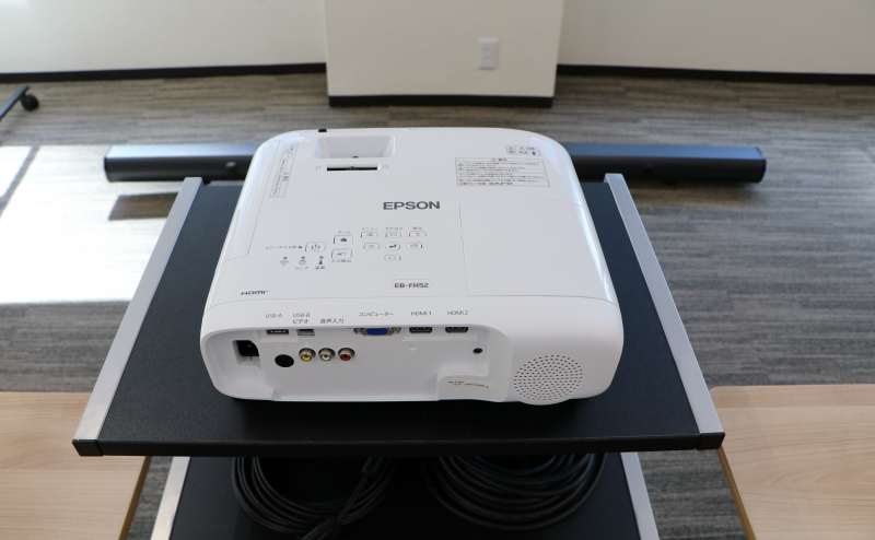 プロジェクターは合計2台。HDMIケーブルはプロジェクター台に入っています  - TIME SHARING 蒲田 第二美須ビルの写真