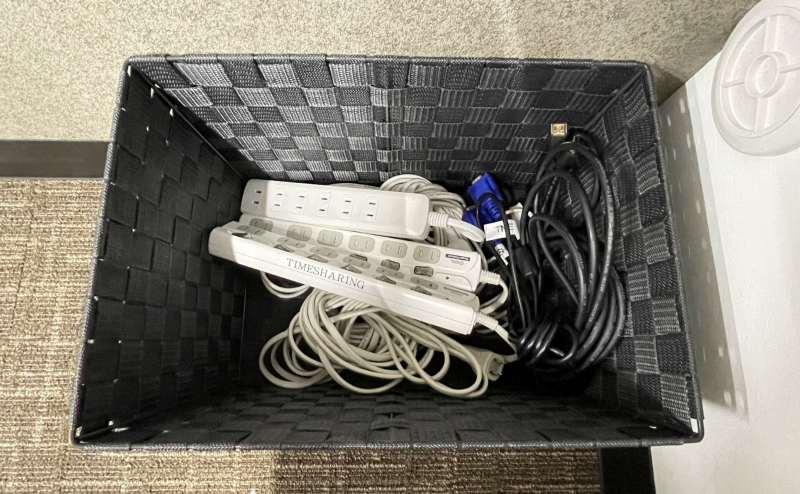 【延長コードや予備のケーブルは司会台後ろのカゴに入れています】