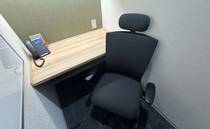 【椅子はキャスター付でブース内でも快適】 - エキスパートオフィス大宮 311の写真