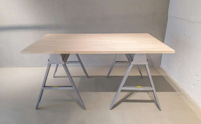 備品|テーブル 幅:150cm / 奥行:87cm / 高さ:75.5cm ×2台