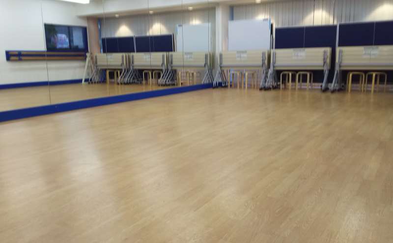 川口 片面鏡張りの個室スタジオで、ダンスやヨガに最適なスペースです。