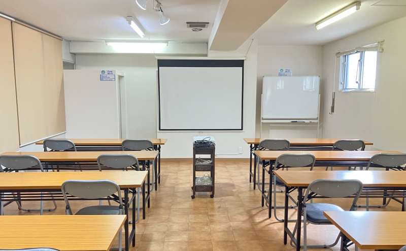 第三会議室 3名掛け最大24席【高崎駅徒歩7分 販売利用OK】プロジェクター|スクリーン|ホワイトボード|Wi-Fi|無料