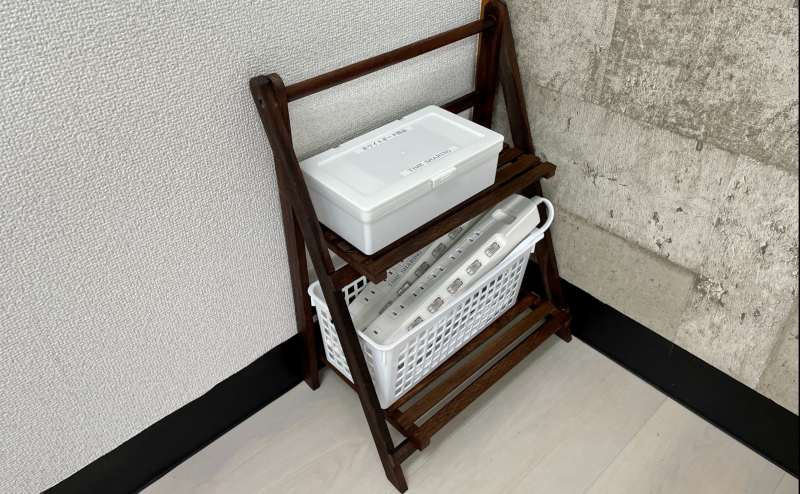 【ホワイトボードマーカーの予備・延長コードは、モニター近くのラックに置いています】 - TIME SHARING 秋葉原 和泉ビル203の写真