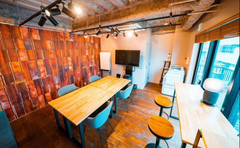 【数々の大手企業が利用!】完全個室✖️防音でオンライン会議・動画撮影にも最適【無料】モニター・Wi-Fi・ホワイトボードなど