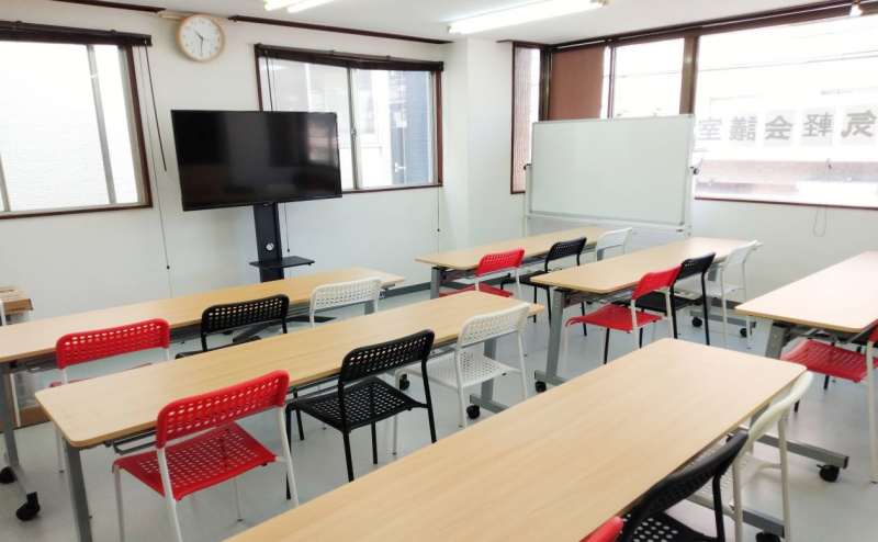 【お気軽会議室】鹿児島中央駅西口近く、セミナー・テレワークに最適な24時間利用可能な綺麗な貸会議室です。