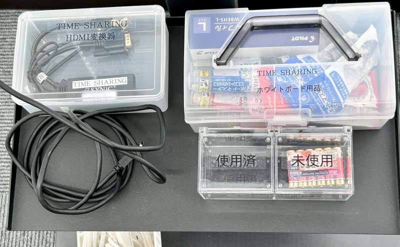 【モニター台には細かい備品を設置しております】 - TIME SHARING 横浜関内 セルテアネックス 3Aの写真