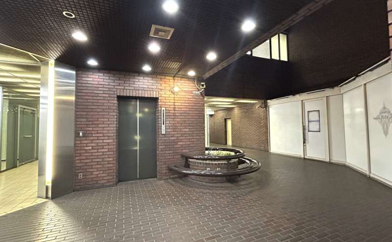 【2階エレベーターホール（右側にお周りください）】